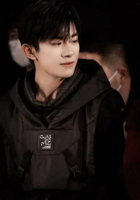 娛樂圈吃瓜爆料易烊千璽,娛樂圈風云再起，揭秘明星背后的故事