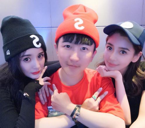 娛樂圈吃瓜背景圖,揭秘幕后真相，吃瓜群眾圍觀大戲