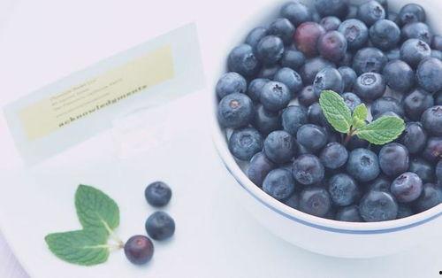 娛樂吃瓜醬母親吃藍(lán)莓,娛樂吃瓜醬母親意外吃出時尚新風(fēng)尚